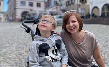 Der zehnjährige Jarne zusammen mit seiner Mama Katharina Berkmann.