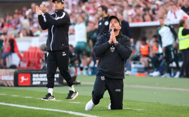Eine vergebene Torchance beim 1:1 gegen Bremen zwang VfB-Trainer Hoeneß in die Knie.