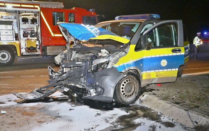 Polizeiwagen prallt im Einsatz gegen Auto - fünf Verletzte