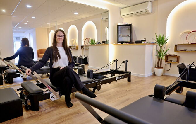 Stefania Toscano in ihrem Studio "Quinta" - im hinteren Bereich stehen fünf Reformer. Die Fitnessgeräte wurden von Joseph Pilate