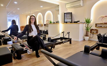 Stefania Toscano in ihrem Studio "Quinta" - im hinteren Bereich stehen fünf Reformer. Die Fitnessgeräte wurden von Joseph Pilate