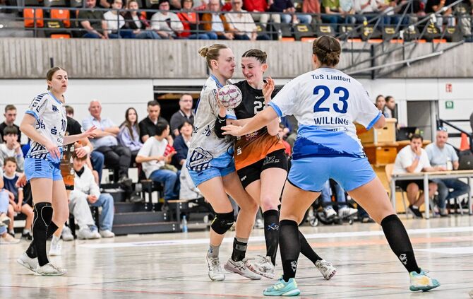 Der VfL Waiblingen bangt um Cosima Würdinger (mit Ball, hier im Spiel gegen Lintfort). Die Rückraumspielerin hat sich am Fuß ver