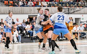 Der VfL Waiblingen bangt um Cosima Würdinger (mit Ball, hier im Spiel gegen Lintfort). Die Rückraumspielerin hat sich am Fuß ver
