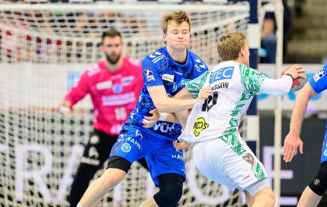 Linus Schmid (Mitte), hier gegen den Magdeburger Gisli Kristjansson (hinten Miljan Vujovic), kommt immer besser zurecht im Mitte