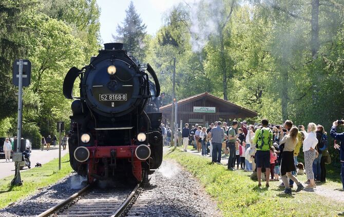 An diesem ersten Mai hat's gebrummt im Schwäbischen Wald. Allein die Wiedereröffnung der Waldbahn lockte die Massen, und dann wu