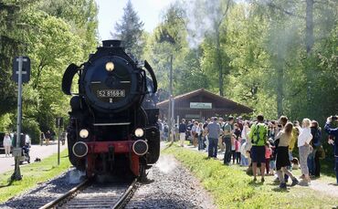 An diesem ersten Mai hat's gebrummt im Schwäbischen Wald. Allein die Wiedereröffnung der Waldbahn lockte die Massen, und dann wu