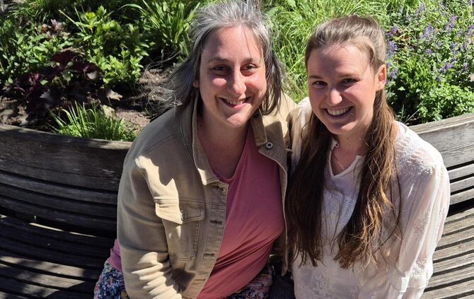 Es passt einfach: Katrin Wegner (links) ist überglücklich mit Verena Hauck eine kompetente Nachfolge für die Leitung der Schornd