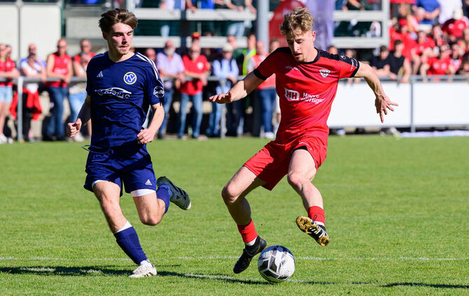 Der TSV Schmiden (in Blau, hier Niklas Stecher) war gegen den SV Allmersbach um dessen Torjäger Mario Greiner machtlos.
