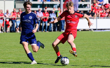 Der TSV Schmiden (in Blau, hier Niklas Stecher) war gegen den SV Allmersbach um dessen Torjäger Mario Greiner machtlos.