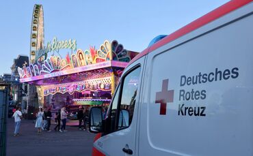 Wir haben das Deutsche Rote Kreuz beim Einsatz auf dem Wasen begleitet.
