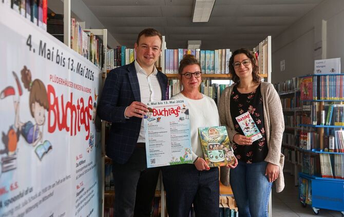 Bürgermeister Benjamin Treiber, Büchereileiterin Katja Krauß und Leonie Bohn, Amtsleiterin für Bildung und Betreuung in Plüderha