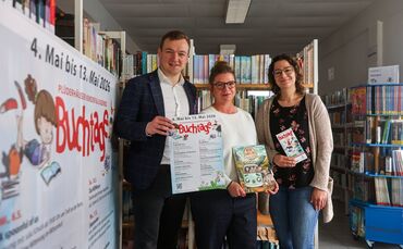 Bürgermeister Benjamin Treiber, Büchereileiterin Katja Krauß und Leonie Bohn, Amtsleiterin für Bildung und Betreuung in Plüderha