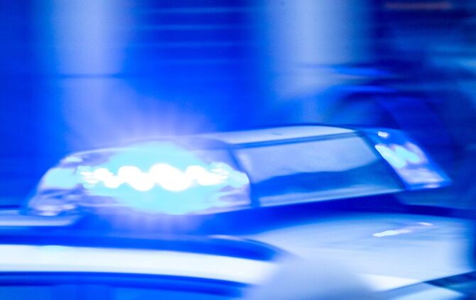 Fahrer entzieht sich Polizeikontrolle