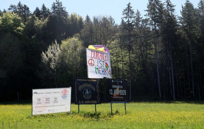 Am verlängerten Wochenende sind in Durlangen an mehreren Stellen Banner, Flaggen, Plakate und Kreidezeichnungen angebracht worde
