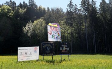 Am verlängerten Wochenende sind in Durlangen an mehreren Stellen Banner, Flaggen, Plakate und Kreidezeichnungen angebracht worde