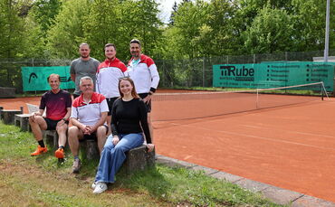 Dieser Tennisplatz könnte bald ein Padel-Court sein. Die Verantwortlichen und Unterstützer des Projekts von links: Helmut Brosch