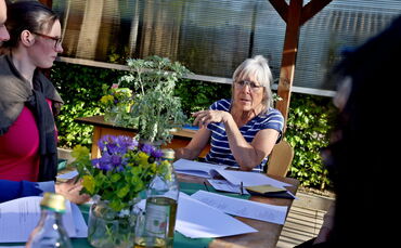 Margit Seidel (Mitte) hat bei den Gartenfreunden Endersbach über selbstgemachte Mittel informiert, die Pflanzen vor Schädlingen