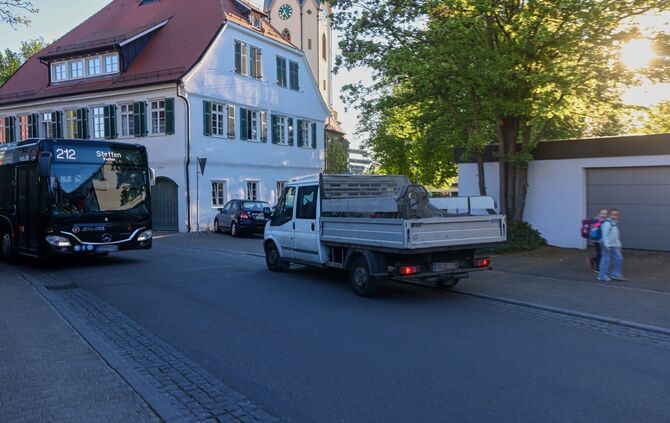 Die typische Situation an der Engstelle gegenüber des Polizeipostens: Der Bus kommt von unten, der Gegenverkehr muss mindesten m