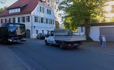Die typische Situation an der Engstelle gegenüber des Polizeipostens: Der Bus kommt von unten, der Gegenverkehr muss mindesten m