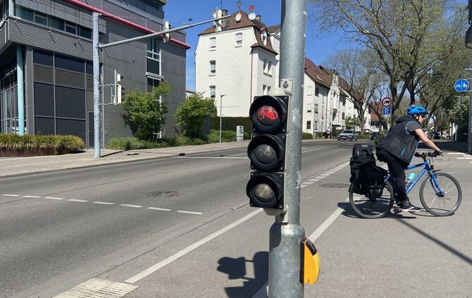 Rebec kritisiert die Stadt Fellbach für die Installation der Radampeln in Bahnhofsnähe.