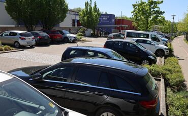 Parkplätze beim Oskar-Frech-Seebad: bald kostenpflichtig.