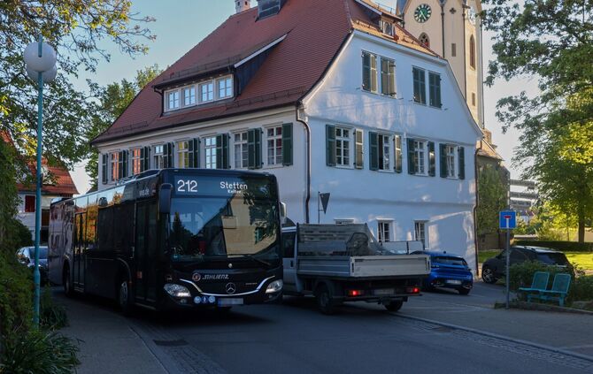 Linienbus versus Kleintransporter in der Hauptstraße: Hier ist es jetzt schon zu eng.