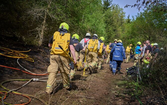 Hunderte Einsatzkräfte bekämpfen Waldbrand bei Friesenhagen