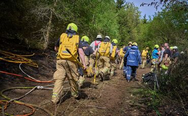 Hunderte Einsatzkräfte bekämpfen Waldbrand bei Friesenhagen
