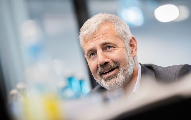 Gea-Chef Stefan Klebert im Newsroom