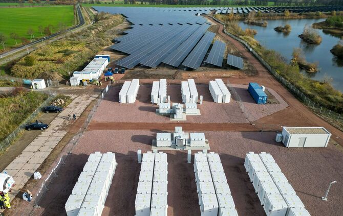 Solar-Batteriespeicher-Hybridkraftwerk