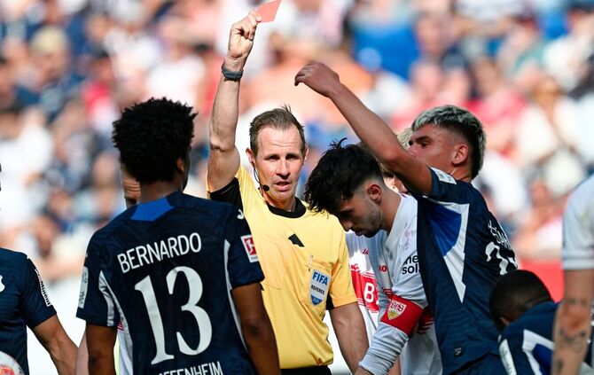 Rot für Atakan Karazor (weißes Trikot): Der VfB-Kapitän erlebte das turbulente Ende bei der TSG Hoffenheim in der Kabine.