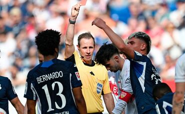 Rot für Atakan Karazor (weißes Trikot): Der VfB-Kapitän erlebte das turbulente Ende bei der TSG Hoffenheim in der Kabine.