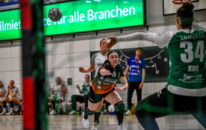 Paula Hofer, hier gegen die Freiburger Torhüterin Salomé Kuß, und der VfL Waiblingen mussten sich nach einer Vier-Tore-Führung m