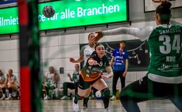 Paula Hofer, hier gegen die Freiburger Torhüterin Salomé Kuß, und der VfL Waiblingen mussten sich nach einer Vier-Tore-Führung m