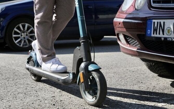 Der E-Scooter-Fahrer soll den Porsche übersehen haben (Symbolfoto).