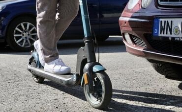 Der E-Scooter-Fahrer soll den Porsche übersehen haben (Symbolfoto).