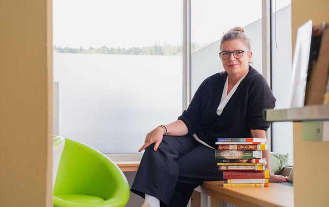 Katja Krauß leitet die Bücherei in Plüderhausen.