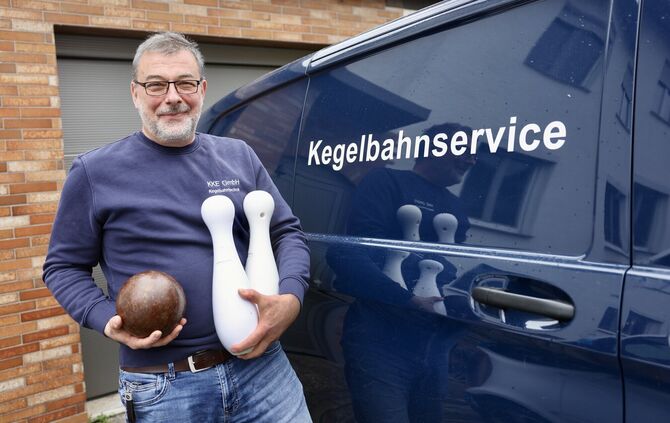 Andreas Bayha mit Kegeln und Kugel: Sein Kegelbahnservice-Betrieb KKE hat den Sitz von Esslingen nach Waiblingen verlagert. Auf