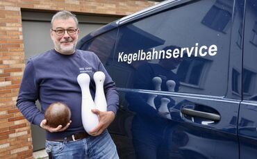 Andreas Bayha mit Kegeln und Kugel: Sein Kegelbahnservice-Betrieb KKE hat den Sitz von Esslingen nach Waiblingen verlagert. Auf 