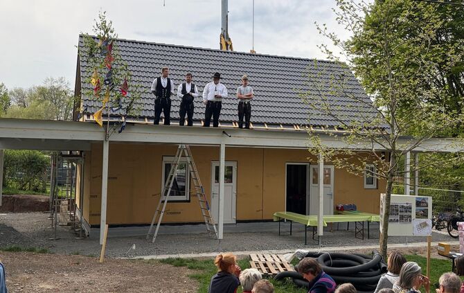 Feierlicher Richtspruch bei schönstem Frühlingswetter: Projektleiter Jochen Schmid (mit Hut) und die Firma Holzbau Bogunovic geb