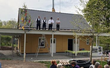Feierlicher Richtspruch bei schönstem Frühlingswetter: Projektleiter Jochen Schmid (mit Hut) und die Firma Holzbau Bogunovic geb