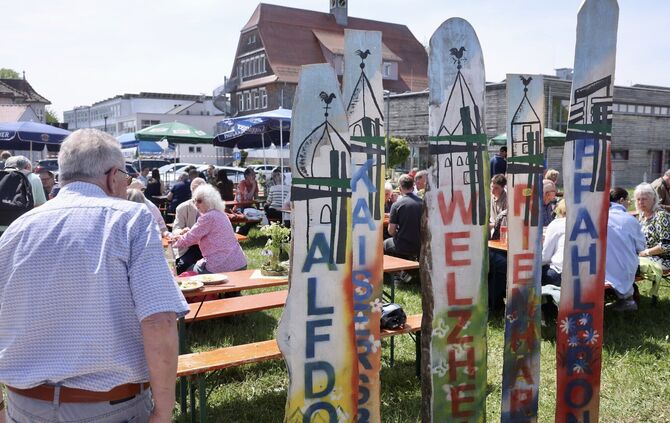 Zwei Wochen Zeltkirche: Viele Bescher finden sich am Familiennachmittag ein.