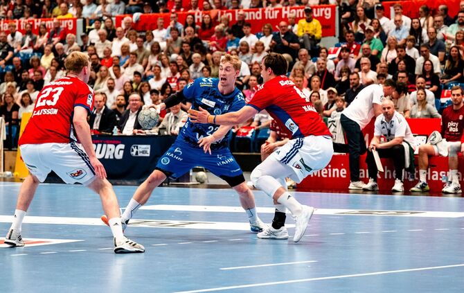 Torben Matzken (Mitte) und der TVB Stuttgart hatten große Probleme mit der Hamburger Defensive (links Einar Ólafsson, daneben An