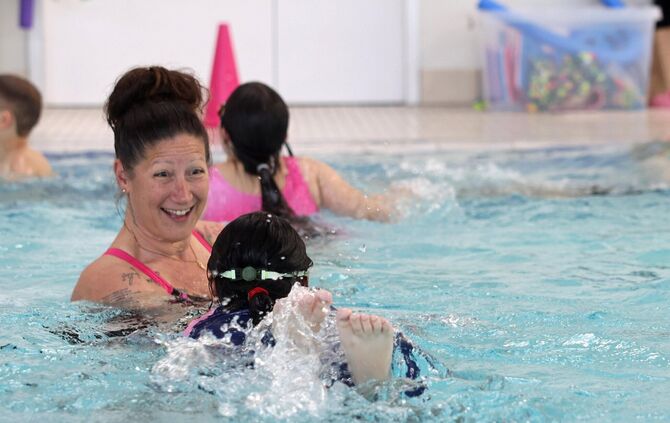 Vertrauen ist der Schlüssel ihrer Arbeit mit Kindern: Schwimmlehrerin Sanja Patricia Schwegler.