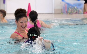 Vertrauen ist der Schlüssel ihrer Arbeit mit Kindern: Schwimmlehrerin Sanja Patricia Schwegler.
