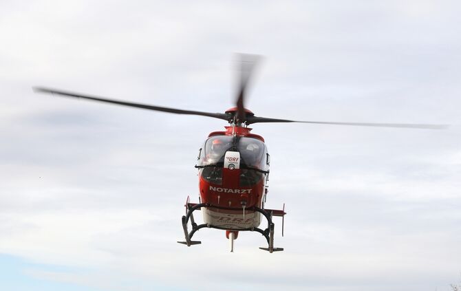 Der 22-Jährige wurde von einem Rettungshubschrauber in eine Klinik gebracht (Symbolfoto).