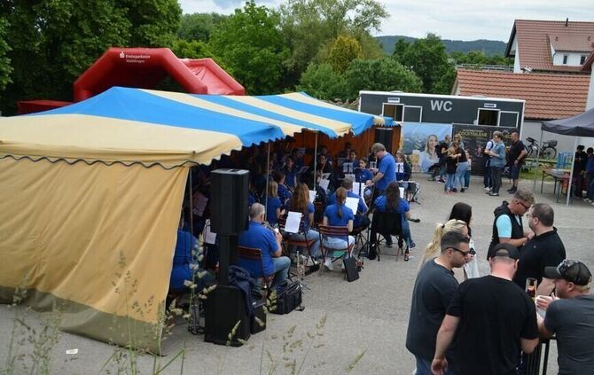 Das Blasorchester der Stadtkapelle Schorndorf spielt beim Vatertagshock am Grafenberg.