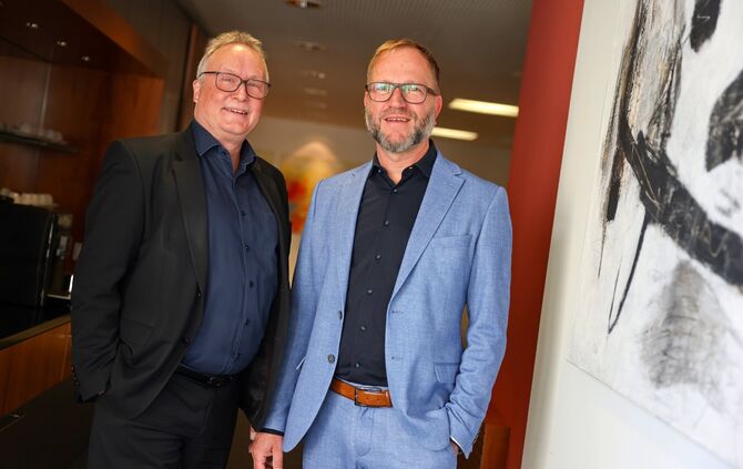 Vorstandsvorsitzender Thomas Bareiß (r.) und sein Stellvertreter Karl-Thomas Starke sehen der Zukunft der VR-Bank Schwäbischer W