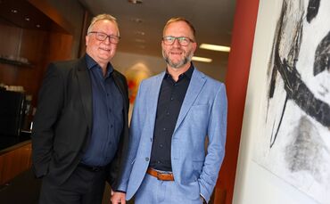 Vorstandsvorsitzender Thomas Bareiß (r.) und sein Stellvertreter Karl-Thomas Starke sehen der Zukunft der VR-Bank Schwäbischer W