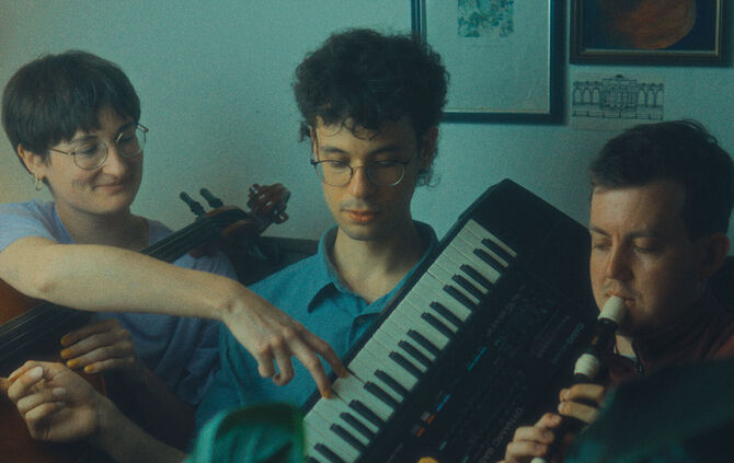 Das Trio Denis Makram mit Jael Götz (Cello), Denis Makram (Keyboard) und Felix Burrer (Saxophon) tritt in der Alten Kelter Korb